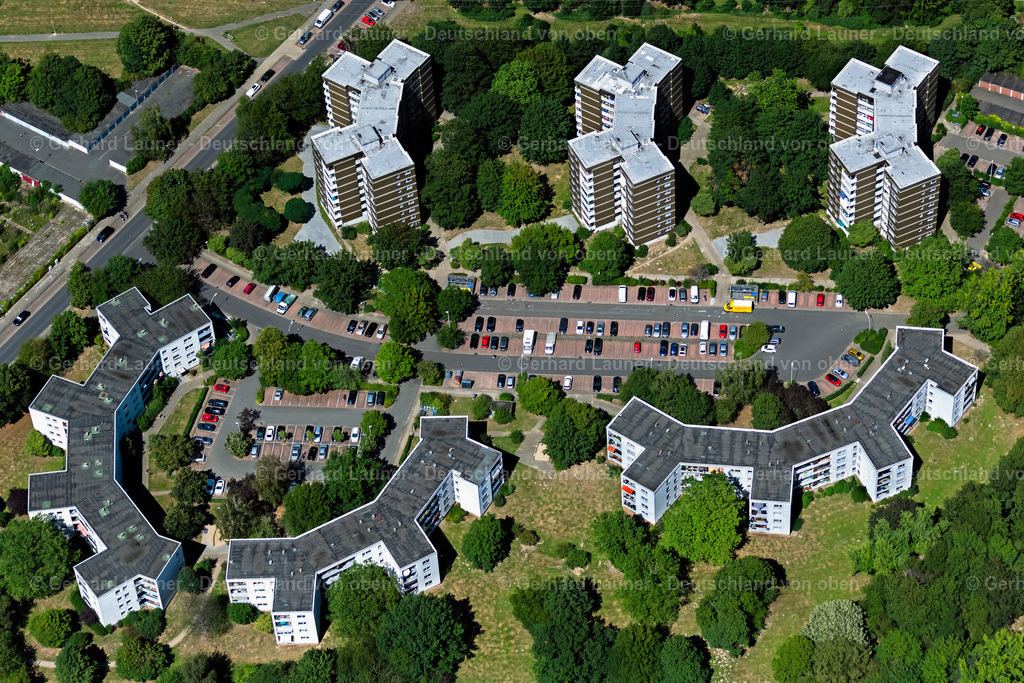 4036055 | BRAUNSCHWEIG 31.07.2020 Hochhäuser im Wohngebiet einer industriell gefertigten Plattenbau- Siedlung an der Recknitzstraße im Ortsteil Weststadt in Braunschweig im Bundesland Niedersachsen, Deutschland. // Skyscrapers in the residential area of industrially manufactured settlement on street Recknitzstrasse in the district Weststadt in Brunswick in the state Lower Saxony, Germany. Foto: Gerhard Launer