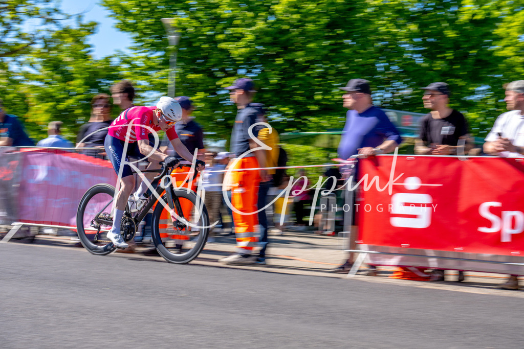 Spurt in den Mai 2026 - Großer Preis der Sparkasse Neuss | Annual one-day road cycling race "Großer Preis der Sparkasse Neuss" held in Büttgen, Germany, organized by VfR Büttgen 1912 e.V. The event features multiple races across all age categories from U11 youth to Elite men. - Realisiert mit Pictrs.com