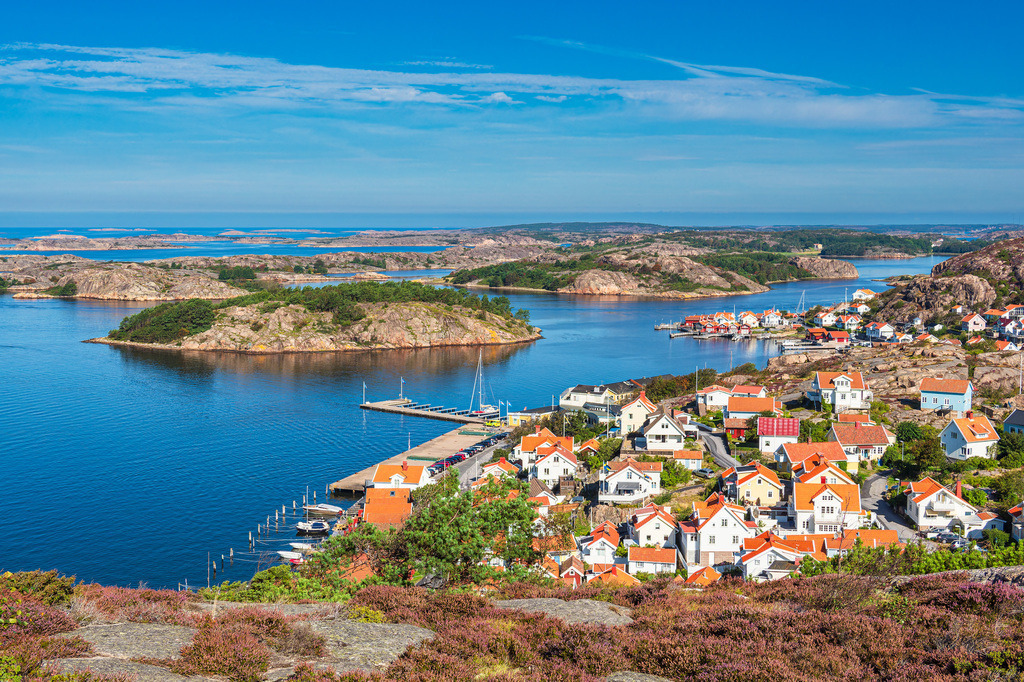 Blick vom Vetteberg auf die Stadt Fjällbacka in Schweden | Blick vom Vetteberg auf die Stadt Fjällbacka in Schweden.