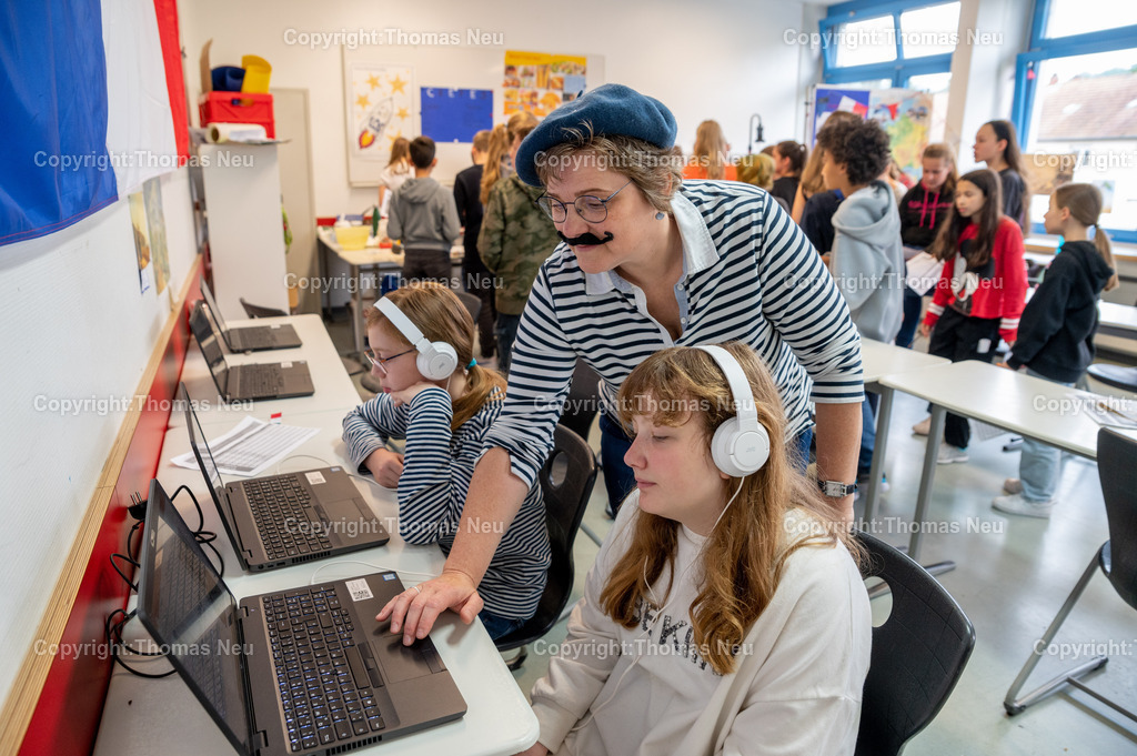 DSC_2874 | bbe, 12.05.2023, Goethe-Gymnasium: "Interrail-Tour" in der Schule zur Feier Europas. In verschiedenen Räumen im Westgebäude waren  länderspezifische Aktionen,, die Klasse 6b hatte Frankreich vorzustellen, Lehrerin Tina Behet mit Ringelshirt, angeklebten Bart und Barett,    ,, Bild: Thomas Neu