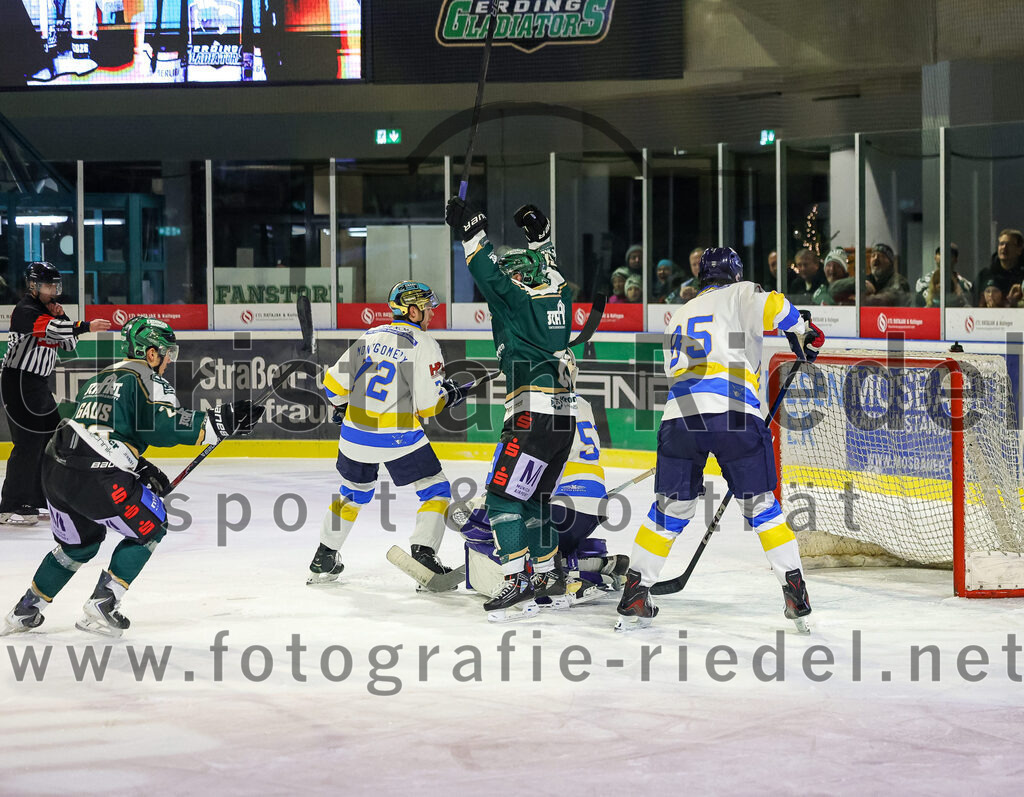 2025-12-05_126_TSV_Erding_gegen_Stuttgart_Rebels | Erding, Deutschland, 05.12.2025:Eishockey, Oberliga Süd 2025 / 2026, 23. Spieltag, TSV Erding gegen Stuttgart Rebels, Endergebnis: 5:6Lukas Gaus (Erding Gladiators, #23), Dane Montgomery (Stuttgart Rebels, #72), Dennis Miller (Erding Gladiators, #61), Kimi Saffran (Stuttgart Rebels, #53), Jannik Dornberger (Stuttgart Rebels, #85)Foto: Christian Riedel / fotografie-riedel.net