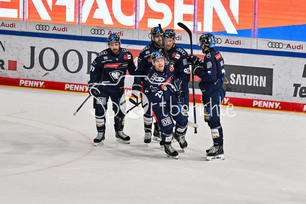 ERC Ingolstadt - Nuernberg Ice Tigers | Jubel der Hausherren nach dem Treffer zum 3-2 durch Leon HUETTL (ERC Ingolstadt 25) / Tor / Torschuetze / Freude / Happy / DEL: ERC Ingolstadt - Nuernberg Ice Tigers, Saturn-Arena am 26.03.2025
