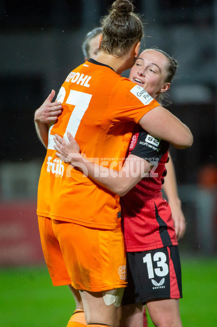 20240927_NSZ_7511 | Friederike Repohl (Bayer Leverkusen,No.27) und Vanessa Haim (Bayer Leverkusen,No.13) umarmen sich nach dem SpielDEU, Leverkusen, 27.09.2024 Fußball, Frauen, Google Pixel Frauen-Bundesliga, Saison 2024/2025, 4. Spieltag, Bayer 04 Leverkusen - TSG HoffenheimDIE DFB-RICHTLINIEN UNTERSAGEN JEGLICHE NUTZUNG VON FOTOS ALS SEQUENZBILDER UND/ODER VIDEOÄHNLICHE FOTOSTRECKEN - Realisiert mit Pictrs.com