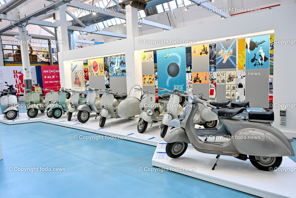 Italien_ Toskana_ Provinz Pisa_ Pontedera_ Vespa_ 29.05.2024-57 | 29.05.2024, Italien, ITA, Toskana, Pontedera im Bild Piaggio, Vespa, Museum

Piaggio ist ein italienischer Fahrzeughersteller mit Sitz in Pontedera. Das Unternehmen produziert verschiedene Mofas und Motorroller, unter anderem die Vespa, das Lastendreirad Ape sowie den Kleintransporter Porter. Zum Konzern gehören auch die Motorradmarken Aprilia, Derbi, Gilera, Laverda und Moto Guzzi. 
Quelle: Wikipedia
