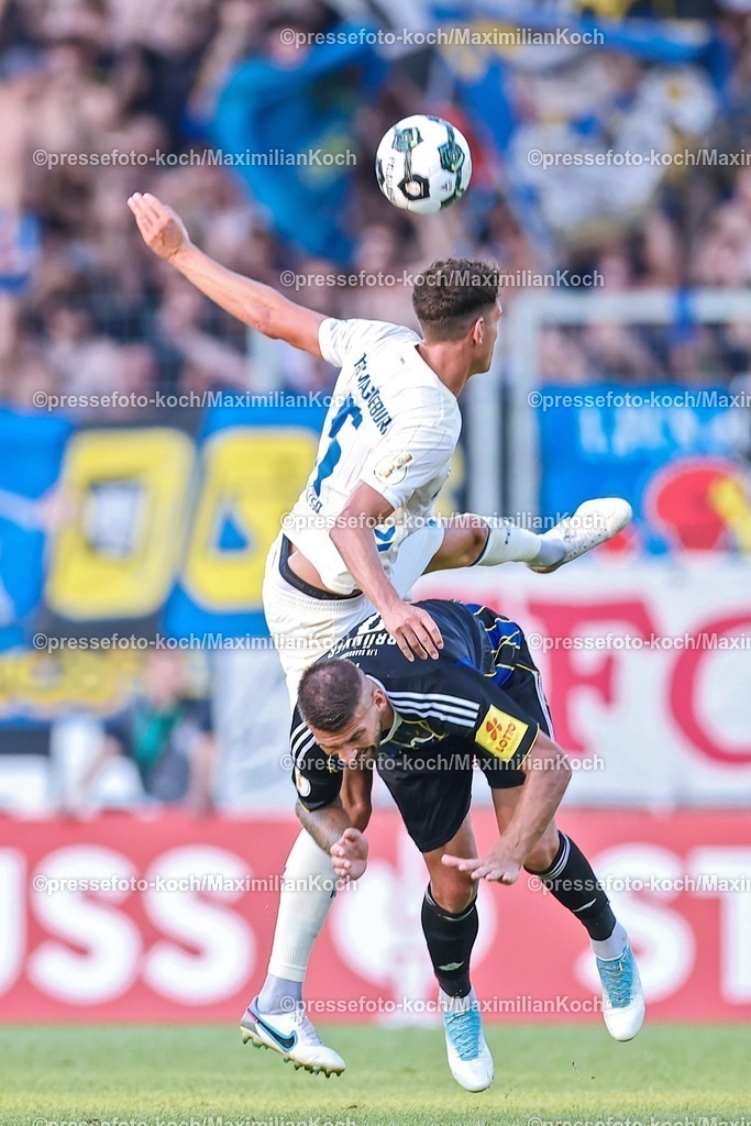 DFB15082501062 | 15.08.2025, Fußball, DFB-Pokal, 1. FC Saarbrücken - 1.FC Magdeburg, Ludwigsparkstadion, Saison 2025 2026: Tobias Müller&nbsp;(1FC Magdeburg #05) im Zweikampf gegen  Kai Brünker&nbsp;(1FC Saarbruecken #09)   DFB regulations prohibit any use of photographs as image sequences and or quasi-video.