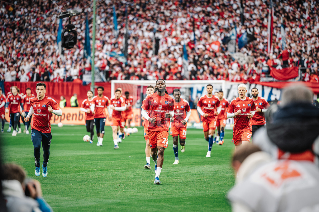 Fußball | Männer | Saison 2025/2026 | 1. Fußball-Bundesliga | 31. Spieltag | Hamburger SV vs. TSG Hoffenheim | 25.04.2026 | HSV auf dem Weg in die Kabine, allen voran Jordan Torunarigha (#25, HSV) Motto des Spieltags alle in Rot und Weiß