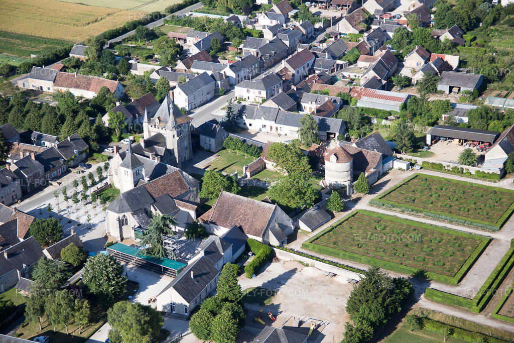 Aerial view: View of the town in Talcy in the state Loir et Cher, France. – Photo: IMG_082217.jpg taken on 06/20/2015 by Werner Riehm/FLY-FOTO.com – Resolution of the original: 5472 x 3648 px