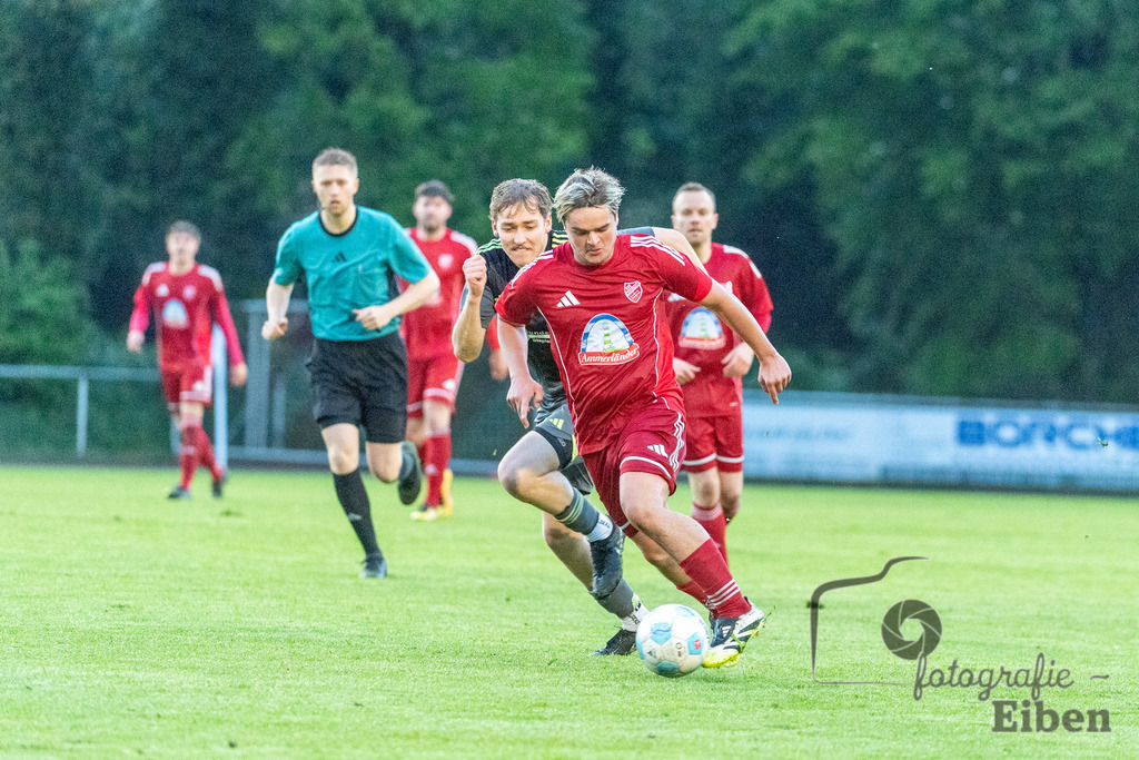 SV Eintracht Wiefelstede-TSV Abbehausen | Bezirksliga Herren; SV Eintracht Wiefelstede (rot)-TSV Abbehausen (grau) am 13.05.2026 in Wiefelstede (Sportanlage), Photo: Philip Eiben 2026 - Realisiert mit Pictrs.com