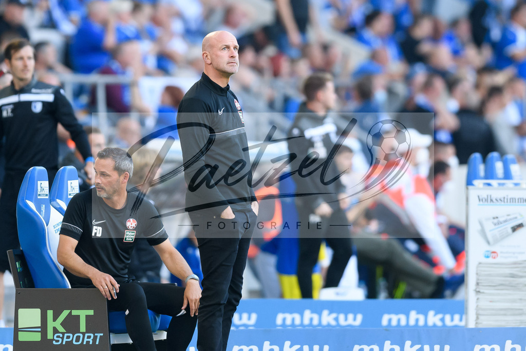 FCMFCK20210904_021 | Fussball, Herren: Trainer Marco Antwerpen (1. FC Kaiserslautern) enttaeuscht beim Spiel der 3. Liga zwischen 1. FC Magdeburg und 1. FC Kaiserslautern in der MDCC-Arena am 04.09.2021 in Magdeburg, Deutschland.DFB / DFL REGULATIONS PROHIBIT ANY USE OF PHOTOGRAPHS AS IMAGE SEQUENCES AND/OR QUASI-VIDEO. - Realisiert mit Pictrs.com