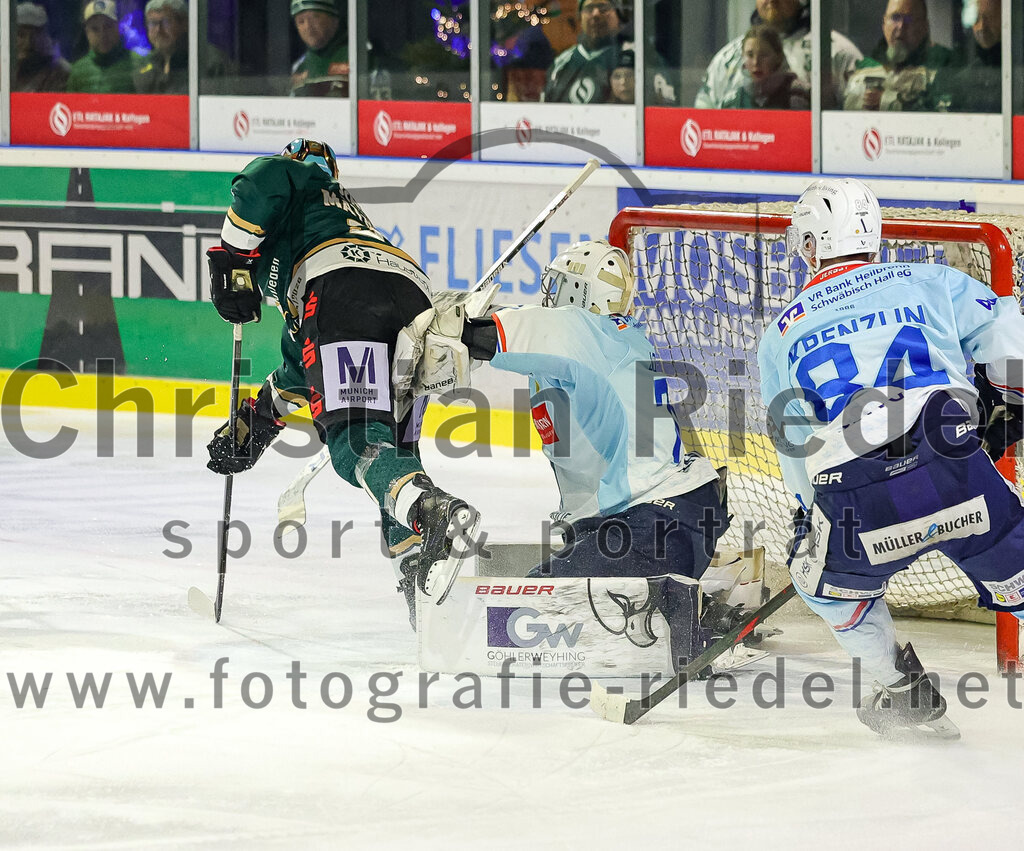2025-12-23_107_TSV_Erding_gegen_Heilbronner_Falken | Erding, Deutschland, 23.12.2025:Eishockey, Oberliga Süd 2025 / 2026, 29. Spieltag, TSV Erding gegen Heilbronner Falken, Endergebnis: 5:4Thomas Matheson (Erding Gladiators, #37), Torwart Franz Jokinen (Heilbronner Falken, #75), Malte Krenzlin (Heilbronner Falken, #84)Foto: Christian Riedel / fotografie-riedel.net