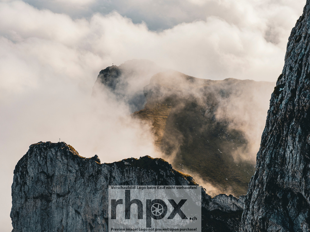 Mystische Felsen am Pilatus | Dramatische Lichtstimmung über den schroffen Felsen des Pilatus. Nebel und Wolken umhüllen den Berg und schaffen eine mystische Atmosphäre, die die Kraft und Magie der Zentralschweizer Alpen eindrucksvoll einfängt. - Realisiert mit Pictrs.com