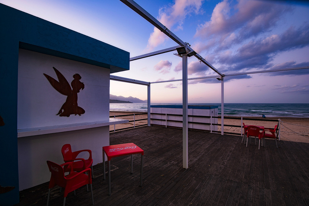 Vacanze dalle Vacanze | Leere Terrasse eines verlassenen Strandcafes im November am Lido Zanzibar, einem Strandabschnitt von Castellammare del Golfo an der Nordküste Siziliens. - Realisiert mit Pictrs.com