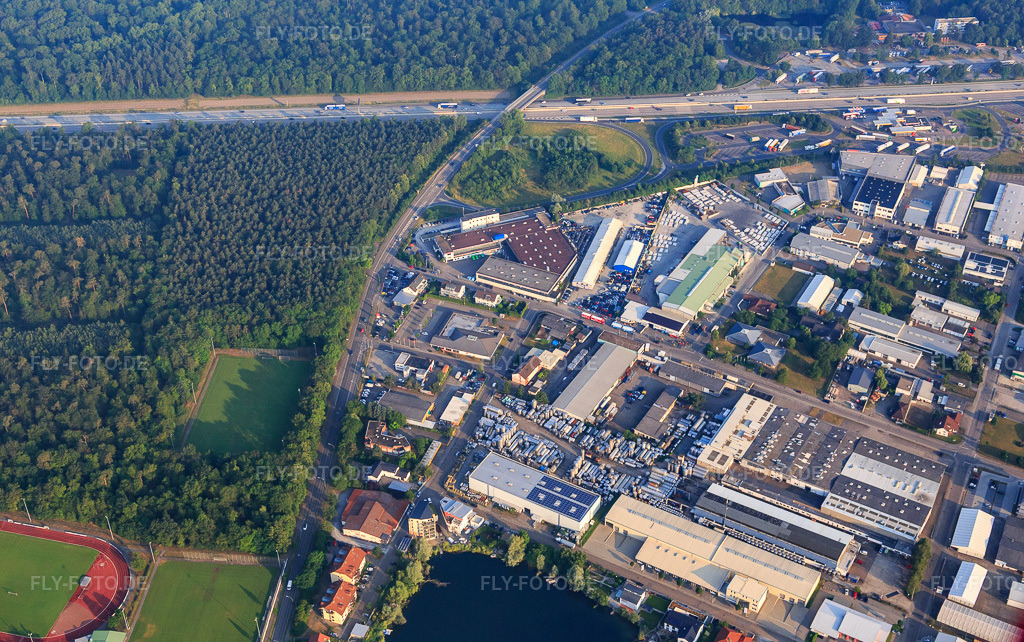 Luftbild: Industriegebiet Im an der A5 mit mein solar strom GmbH und RONAL Bathrooms GmbH in Forst im Bundesland Baden-Württemberg in Deutschland.Foto: IMG_080473.jpg vom 12.06.2015 durch Werner Riehm/FLY-FOTO.dePhotovoltaik, Speicher, Wallbox ✓ meinsolarstrom.deWWW.RONALBATHROOMS.COM