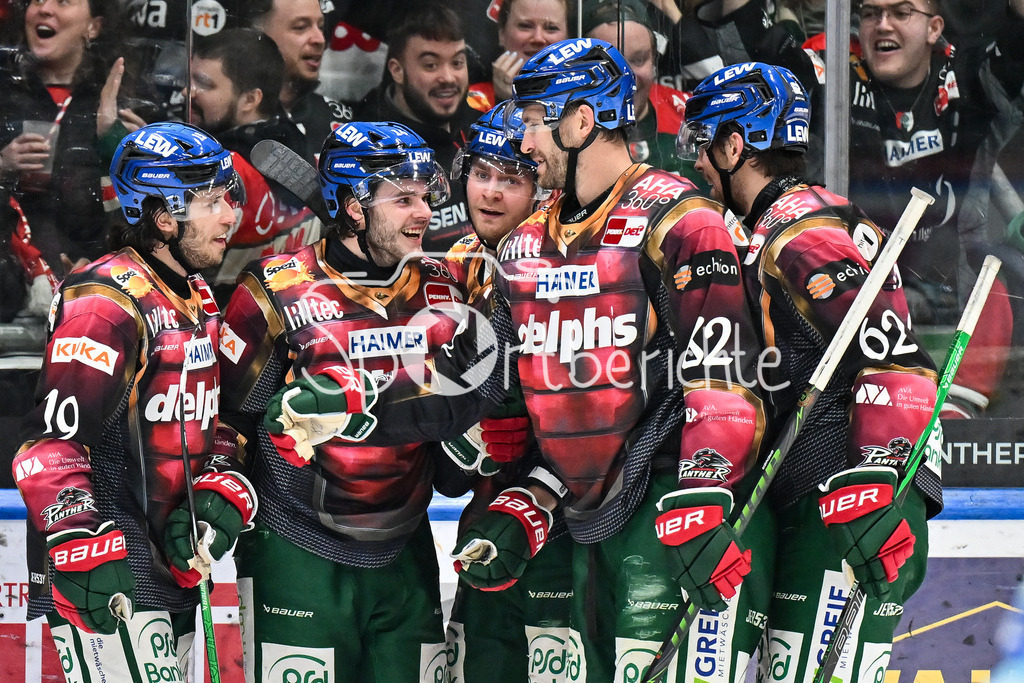 Augsburger Panther - Dresdner Eislöwen | AUGSBURG, DEUTSCHLAND - 06. MÄRZ: Jubel der Hausherren nach dem Treffer zum 6-2 durch D. J. BUSDEKER (Augsburger Panther 14) / Tor / Torschuetze / Freude / Happy während dem Match zwischen den Augsburger Panthern und den Dresdner Eislöwen am 49. Spieltag der Penny DEL im Curt Frenzel Stadion