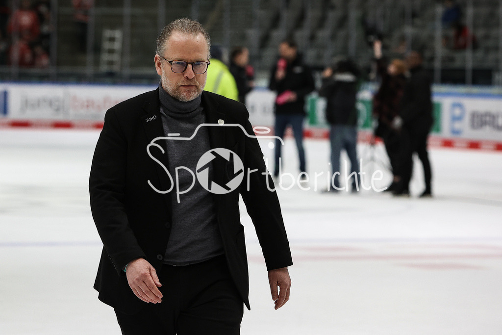 Augsburger Panther - Düsseldorfer EG | ein enttaeuschter Christof KREUTZER schleicht nach dem Spiel vom Eis / Abstieg / Traurig