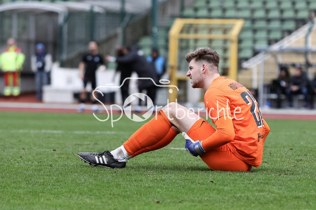 VSG Altglienicke - Viktoria Berlin | Viktoria Keeper Florian Hermann HORENBURG (VIK #22) sitzt angeschlagen auf dem Boden / Freisteller / Einzelfoto