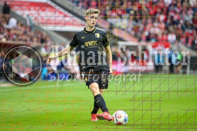 1. FC Köln vs FC Augsburg - 1. Bundesliga  | Köln, Deutschland, 18.10.25:   Anton Kade (FC Augsburg) in Aktion am Ball, Einzelaktion waehrend des Spiels der 1. Bundesliga zwischen  1. FC Köln vs FC Augsburg im RheinEnergieStadion(Foto von Brauer-Fotoagentur / Adrian Schlueter)