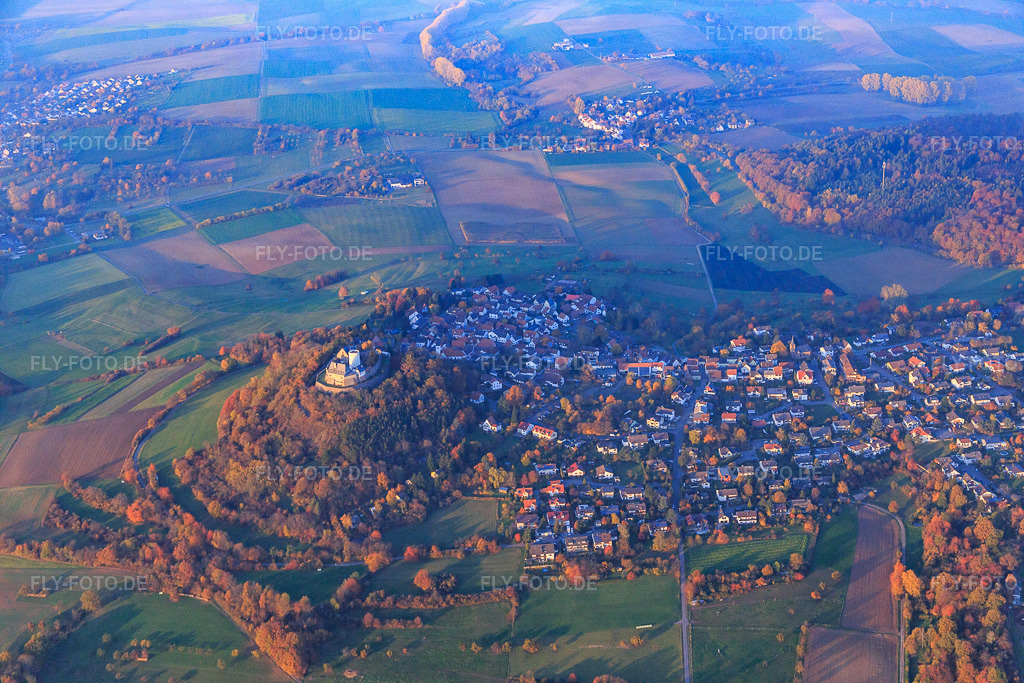 Luftbild: Dorfansicht aus Westen mit Veste Otzberg im Ortsteil Hering in Otzberg im Bundesland Hessen in Deutschland. Foto: IMG_085068.jpg vom 01.11.2015 durch Werner Riehm/FLY-FOTO.de
