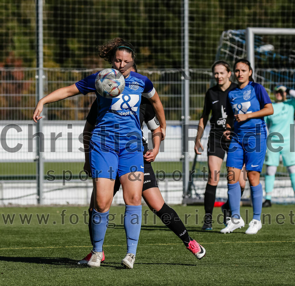 2023-10-21_013_FC_Langengeisling_gegen_TSV_Eching | Erding, Deutschland, 21.10.2023:
Fußball, Bezirksoberliga 2023 / 2024, 8. Spieltag, FC Langengeisling gegen TSV Eching, Endergebnis: 0:0

Carina Sedlmeier (FC Langengeisling, #19), Katrin Schwentner (TSV Eching, #2)

Foto: Christian Riedel / fotografie-riedel.net