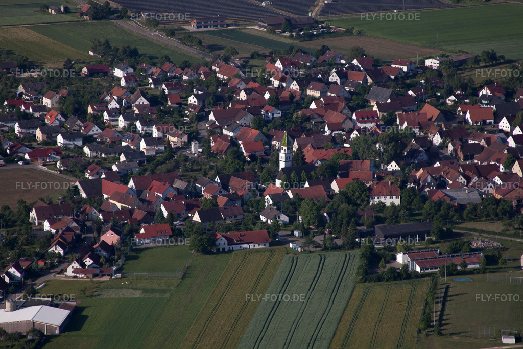 Luftbild: Ortsansicht der Straßen und Häuser der Wohngebiete im Ortsteil Asch in Blaubeuren im Bundesland Baden-Württemberg in Deutschland. Foto: IMG_67275.jpg vom 08.06.2014 durch Werner Riehm/FLY-FOTO.de