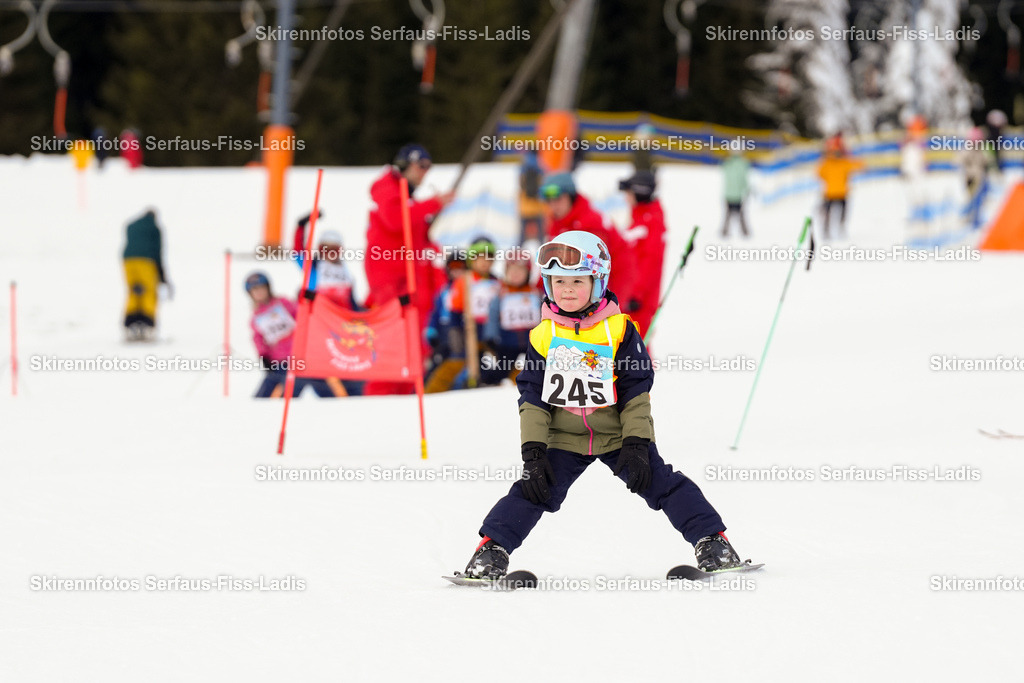 SRF_02.01.2026_0345 | Skirennfotos,Serfaus,Fiss,Ladis,Kinderskirennen,Winter,Tirol,Oberland,skirace,SFL,feelfree,weil wir's genießen,ski,Ski,skifahren,Sonnenplateau, - Realisiert mit Pictrs.com