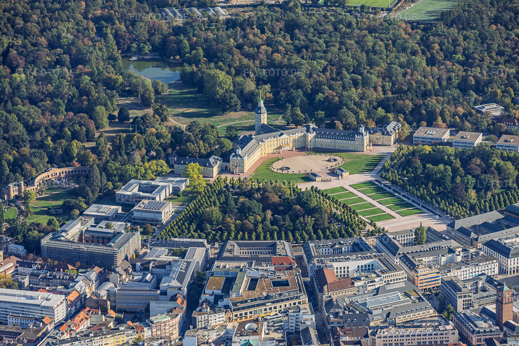 Luftbild: Bundesverfassungsgericht, Badisches Landesmuseum im Schloss Karlsruhe im Ortsteil Innenstadt-West in Karlsruhe im Bundesland Baden-Württemberg in Deutschland. – Foto: IMG_159634.jpg vom 27.09.2026 durch Werner Riehm/FLY-FOTO.de – Auflösung des Originals: 5864 x 3909 px – Bundesverfassungsgericht – Badisches Landesmuseum – Link zu youtube