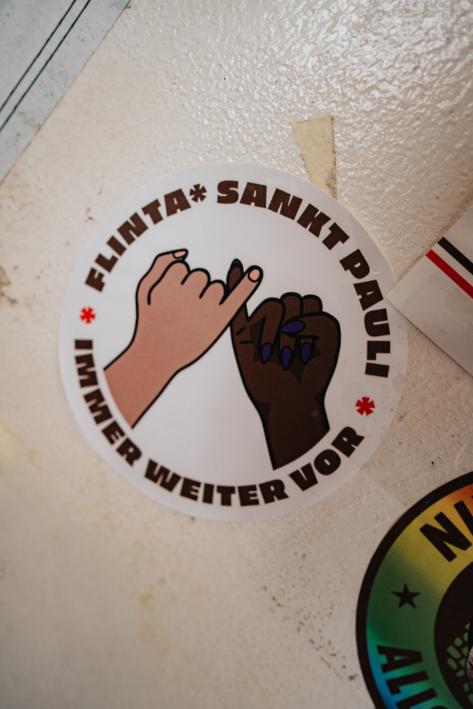 HEV07264 | Der offizielle Shop für FC St. Pauli Fotos. Wähle aus Spielszenen & Fanmomenten dein FCSP Wunschformat. Wir liefern Millerntor-Atmosphäre.