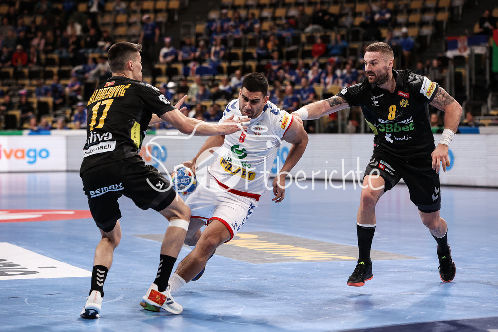 Serbien - Montenegro | v. l. Vasilije KALUDJEROVIC (MNE #17), Milos KOS (SRB #5) und Vuk LAZOVIC (MNE #8) im Duell / Zweikampf