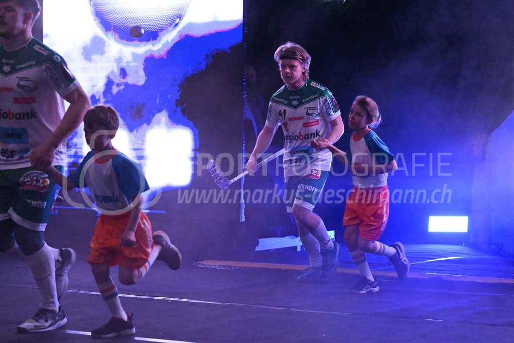 SV Wiler-Ersigen vs Floorball Köniz - 15. April 2023 | SV Wiler-Ersigen vs Floorball Köniz
Stimo Arena, Kloten
Joonas Pylsy (#91 SV Wiler-Ersigen) mit Einlaufkid.
Bild: Sportfotografie Markus Aeschimann | www.markus-aeschimann.ch - Realisiert mit Pictrs.com