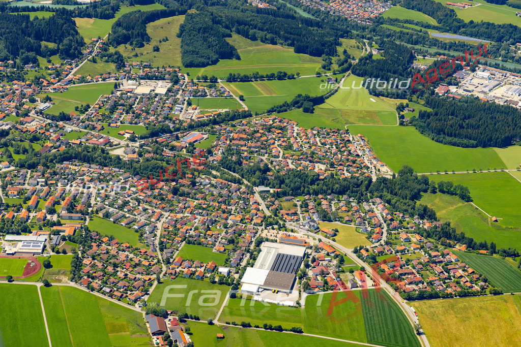 Aktuelles Luftbild von  Peiting - Die Luftaufnahme wurde 2022 mittels UL-Flugzeug erstellt ( keine Drohne ) - hochauflösende Kamera-Systeme von  Canon -Beste Qualität - Für grossformatige Ausdrucke geeignet. Die Geschenkidee !