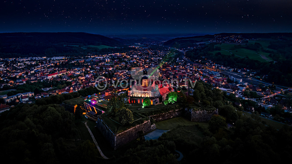 Kronach, die Festung Rosenberg zum Lichtevent "Kronach Leuchtet 2018" | Luftbilder, Drohnenbilder, Oberfranken, Bayern, Kronach, Lichtenfels, Kulmbach, Thüringen, Frankenwald, Thüringerwald - Realisiert mit Pictrs.com