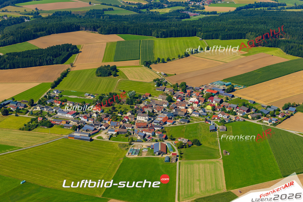 Klassische Luftaufnahme ohne Drohne zeigt:Etzgersrieth bei Moosbach - Die Luftbildaufnahme wurde 2025 vom UL-Flugzeug heraus erstellt ( keine Drohne ) - Hochauflösende Luftaufnahme -Nicht vergleichbar mit Google Maps oder Satelittenbilder- Die Geschenkidee !Mit Lizenz und Bildrechte bestellbar