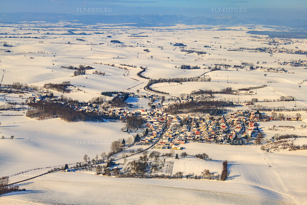 Vue aérienne: Vue du village depuis le sud-est en hiver, sous la neige à Neewiller-près-Lauterbourg dans le département Bas Rhin, France – .Photo: IMG_36161.jpg prise le 02/01/2011 par Werner Riehm/FLY-FOTO.eu – Résolution de l'original: 4752 x 3168 px