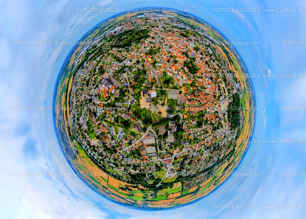 Werl240790044Ursulinengymnasium | Luftbild, Ursulinengymnasium und Sporthalle, Altes Schloss Werl Schlossruine des ehemaligen kurfürstlichen Stadtschlosses, Altstadt und Häuser mit roten Dächern, Erdkugel, Fisheye Aufnahme, Fischaugen Aufnahme, 360 Grad Aufnahme, tiny world, little planet, fisheye Bild, Werl, Soester Börde, Nordrhein-Westfalen, Deutschland