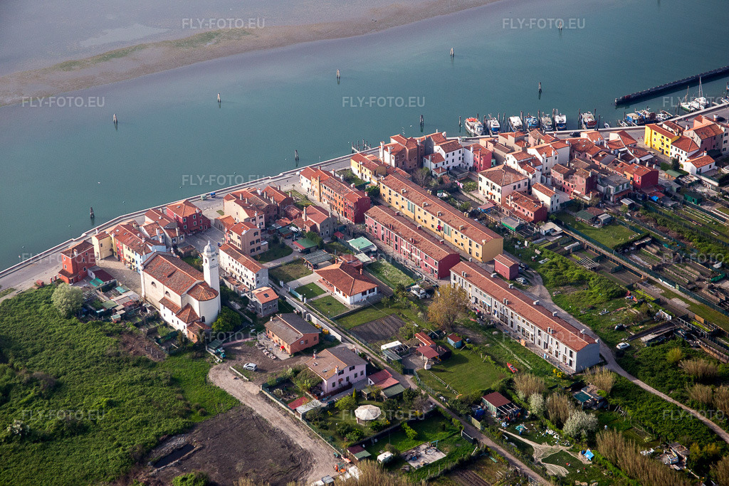 Vue aérienne: Wohnhaus- Bebauung auf der Halbinsel Lido di Venecia à le quartier San Pietro in Volta in Venedig dans le département Vénétie, Italie. Photo: IMG_087461.jpg prise le 06/04/2016 par Werner Riehm/FLY-FOTO.eu – Résolution de l'original: 5472 x 3648 px