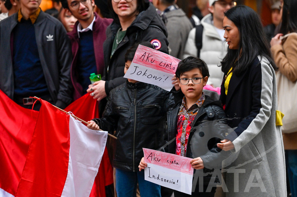 _DWA5367 | Welcoming Jokowi Widodo's arrival by the Indonesian people at Kastens Luisenhof Hotel in the context of the opening of Hannover Messe with Indonesia as Country Partner. Hannover, 15.04.2023 - Realisiert mit Pictrs.com