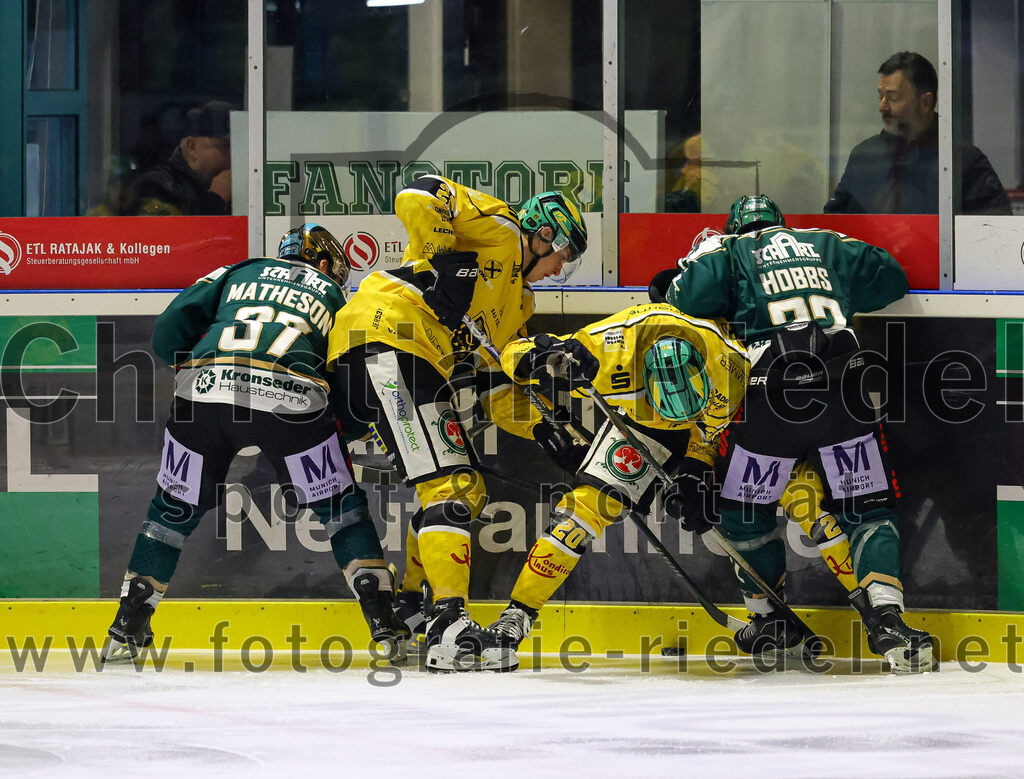 2025-12-19_079_TSV_Erding_gegen_Toelzer_Loewen | Erding, Deutschland, 19.12.2025:Eishockey, Oberliga Süd 2025 / 2026, 27. Spieltag, TSV Erding gegen Tölzer Löwen, Endergebnis: 2:5Thomas Matheson (Erding Gladiators, #37), Simon Manhart (Tölzer Löwen, #20), Grady Hobbs (Erding Gladiators, #22)Foto: Christian Riedel / fotografie-riedel.net