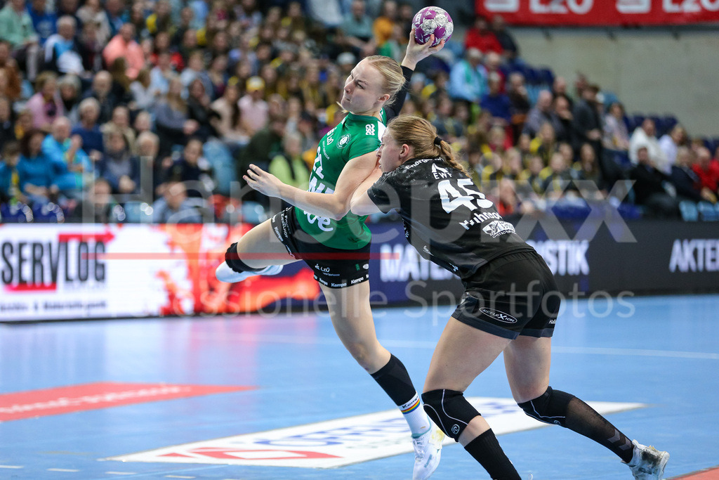 Handball, Bundesliga Frauen, VfL Oldenburg - HSG Bad Wildungen Vipers | v.li.: Lotta Röpcke (VfL Oldenburg, 22) beim Wurf, am Ball, Spielszene, Aktion, Action gegen Jolina Huhnstock (HSG Bad Wildungen Vipers, 45)