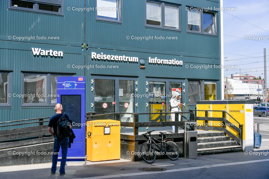Deutschland_ Baden-Wuerttemberg_ Ulm_ 11.04.2025-33 | 11.04.2025, Deutschland, GER, Baden-Wuerttemberg, Ulm, im Bild Themenbild, Reisezentrum, Information, Eingang, Automat, Feature, Symbolbild