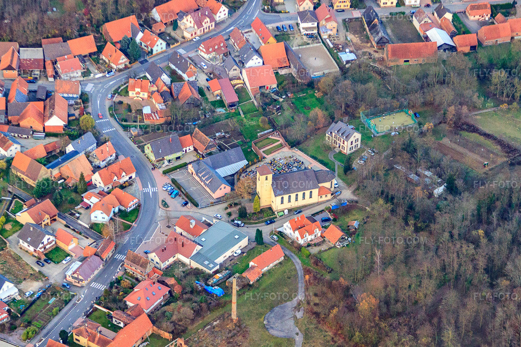 Aerial view: Rue de la Hte Vienne with Eglise Catholique St Michel in Neewiller-près-Lauterbourg in the state Bas-Rhin, France. – Photo: IMG_22972.jpg taken on 11/21/2009 by Werner Riehm/FLY-FOTO.com – Resolution of the original: 4703 x 3135 px