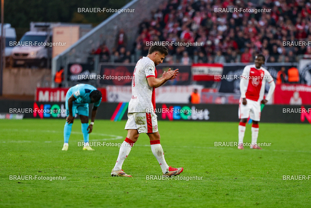 Rot-Weiss Essen - Viktoria Köln - 3.Liga | Essen, Deutschland, 18.10.2025 Ahmet Arslan  (Rot-Weiss Essen) bei seiner Auswechlung während des 3.Liga Spiels zwischen Rot-Weiss Essen- Viktoria Köln im Stadion an der Hafenstraße am 01.08.2025 in Essen. (Foto von Timo Bluhmki-Schmidt/ Brauer Fotoagentur