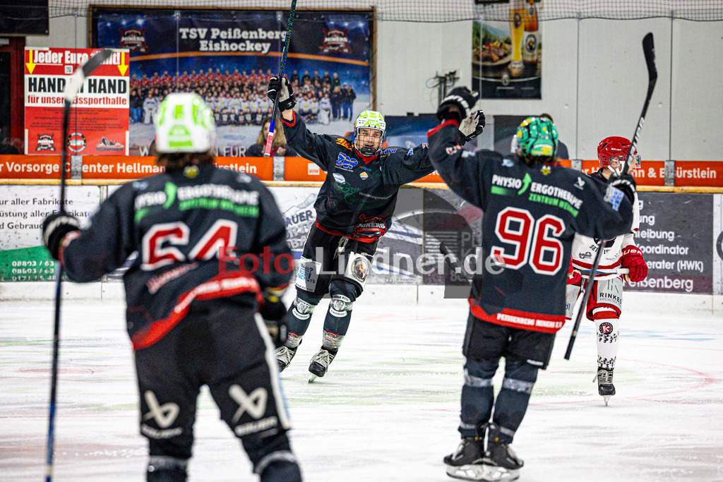 Peißenberg MINERS gegen EHC Klostersee | Eishockey Bayernliga 2025/26 Vorrunde 12. Spieltag, Peißenberg MINERS gegen EHC Klostersee, 20251116,Torjubel, Tor Xaver SCHULER (MINERS 96),2025-11-16 in Peißenberg (flatbuy Arena Peißenberg), Xaver SCHULER (MINERS 96), Florian SEELMANN (MINERS 21)Copyright: WolfgangxLindner www.foto-lindner.de
