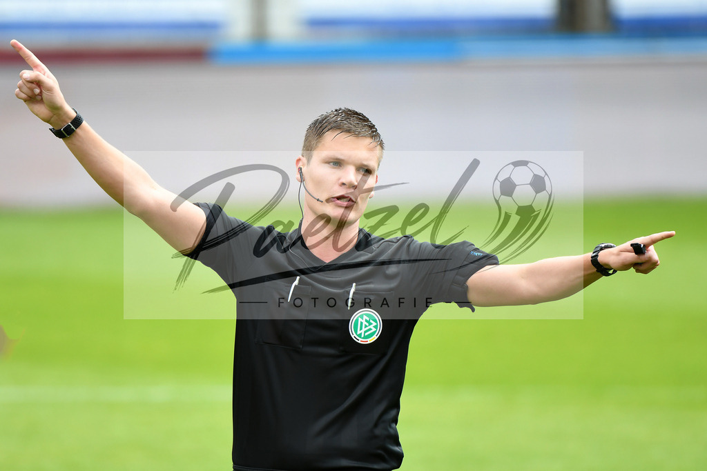 SVMFCH20200606_0039 | Fussball, Herren: Schiedsrichter Florian Exner gestikuliert bei dem Spiel der 3. Liga zwischen SV Meppen und FC Hansa Rostock in der Haensch-Arena am 06.06.2020 in Meppen, Deutschland.DFB / DFL REGULATIONS PROHIBIT ANY USE OF PHOTOGRAPHS AS IMAGE SEQUENCES AND/OR QUASI-VIDEO. - Realisiert mit Pictrs.com