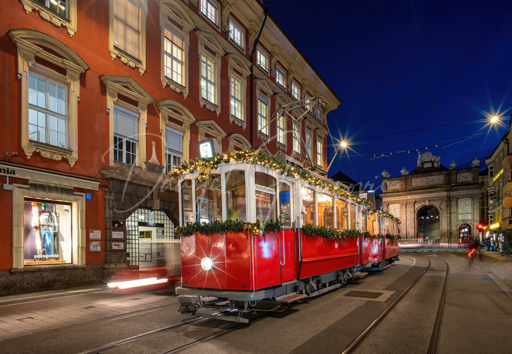 Christkindlbahn | Die Christkindbahn vor der Triumphpforte