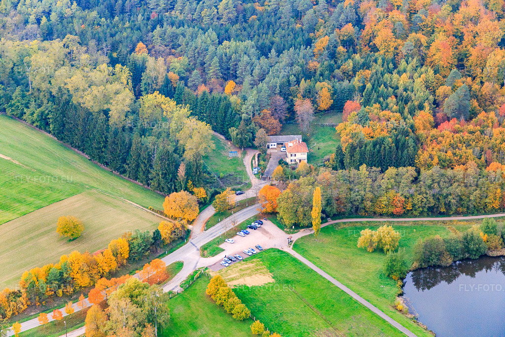 Vue aérienne: Parking au Plan d'Eau de Wolfartshoffen à Reichshoffen dans le département Bas Rhin, France – .Photo: IMG_084870.jpg prise le 24/10/2015 par Werner Riehm/FLY-FOTO.eu – Résolution de l'original: 5472 x 3648 px