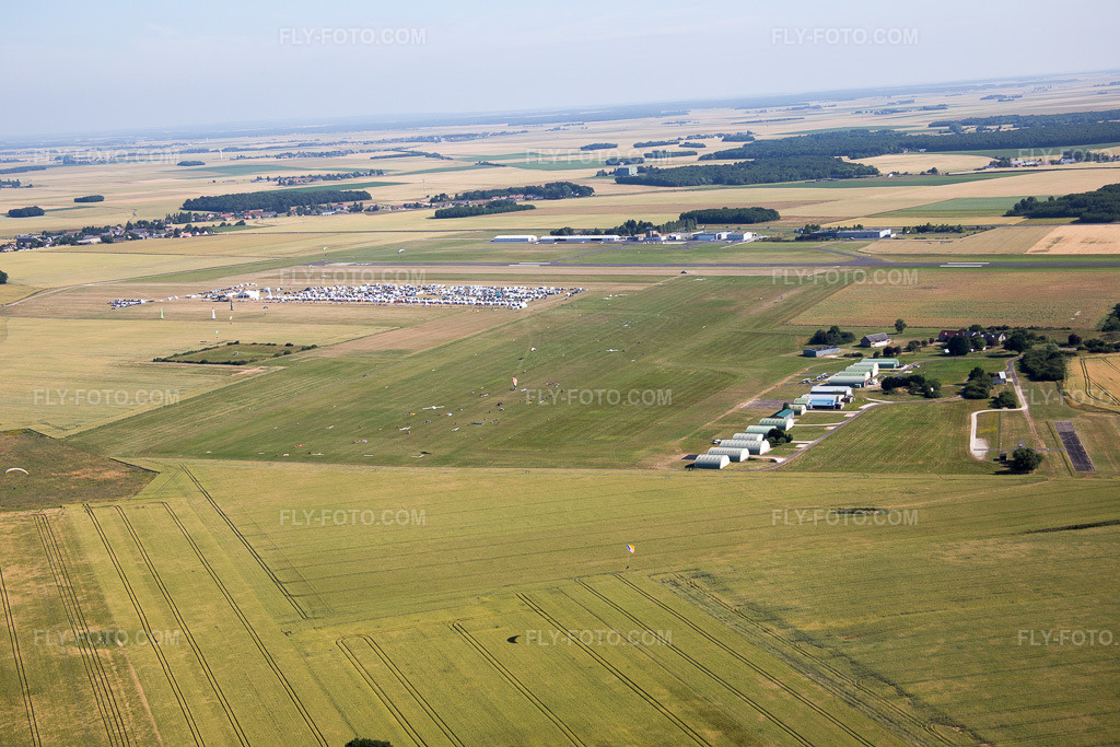 Aerial view: View of the town in Landes-le-Gaulois in the state Loir et Cher, France.Photo: IMG_082252.jpg taken on 06/20/2015 by Werner Riehm/FLY-FOTO.comResolution of the original: 5472 x 3648 px