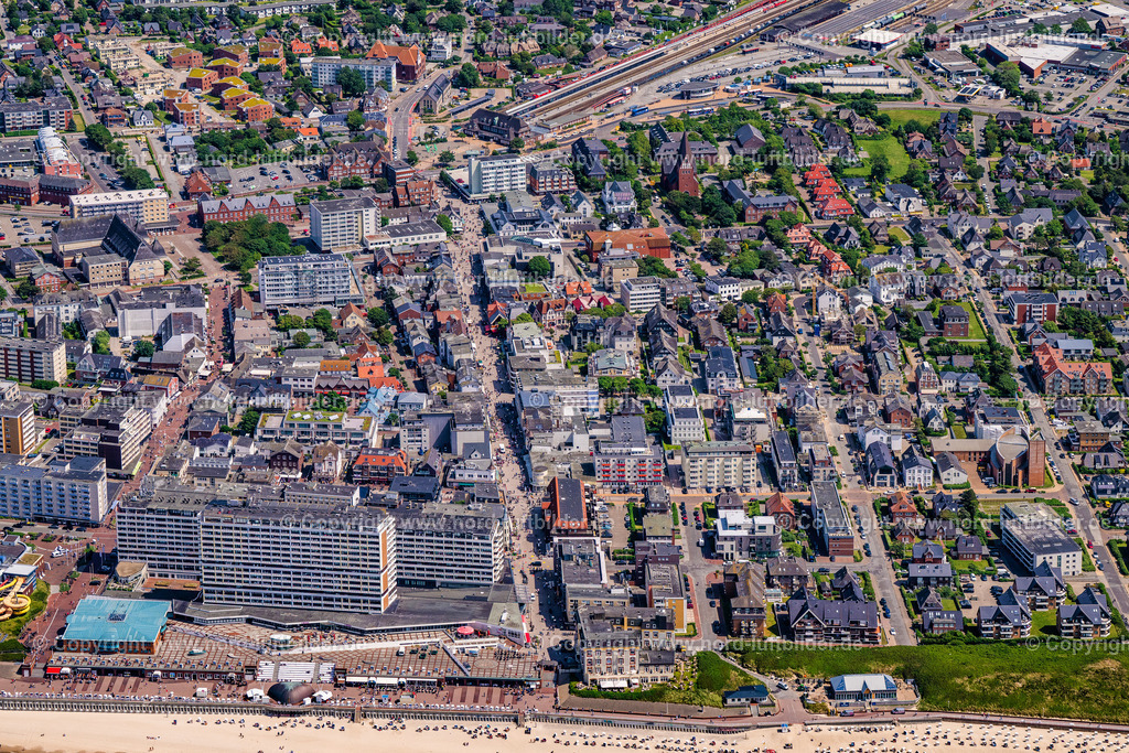 Sylt_Westerland_Strand_Promenade_Friedrichstrasse_ELS_4695130625 | SYLT 13.08.2025 Hochhaus- Gebäude der Hotelanlage und des Congress Centrum am Sandstrand an der Friedrichstraße in Sylt Nordsee - Insel im Bundesland Schleswig-Holstein, Deutschland. Weiterführende Informationen bei: Hotel Roth, Hayo Feikes & Co.,  Insel Sylt Tourismus-Service GmbH. // High-rise building of the hotel complex and the Congress Center on the sandy beach at Friedrichstrasse in Sylt, North Sea island in the federal state of Schleswig-Holstein, Germany. Further information at: Hotel Roth, Hayo Feikes & Co.,  Insel Sylt Tourismus-Service GmbH. Foto: Martin Elsen