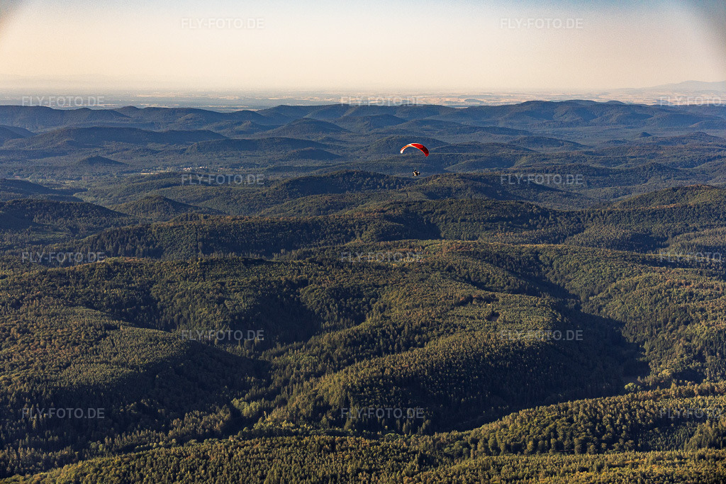 Luftbild: Gleitschirm überm Pfälzer Wald im Ortsteil Glashütte in Lemberg im Bundesland Rheinland-Pfalz in Deutschland. – Foto: IMG_158708.jpg vom 14.08.2026 durch Werner Riehm/FLY-FOTO.de – Auflösung des Originals: 6000 x 4000 px