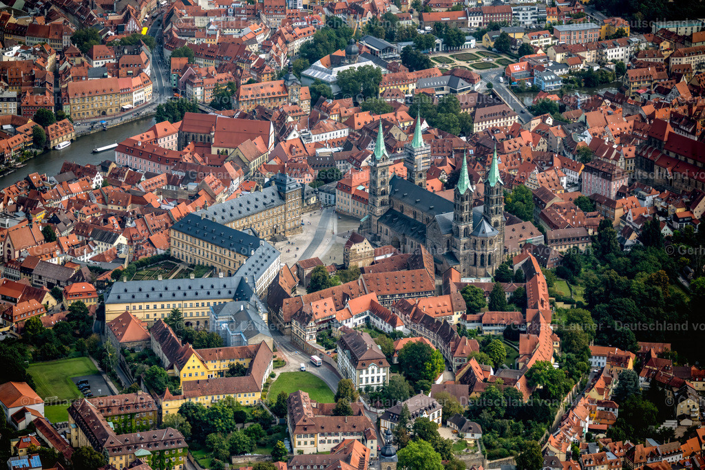 4060121 | BAMBERG 07.09.2021 Platz- Ensemble Domplatz mit Dom und neuer Residenz im Altstadtbereich und Innenstadtzentrum von Bamberg im Bundesland Bayern, Deutschland. Weiterführende Informationen bei: Domtouristik. // Ensemble space  with cathedral and new residence in the inner city center in Bamberg in the state Bavaria, Germany. Further information at: Domtouristik. Foto: Gerhard Launer
