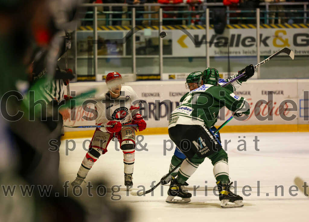 2023-10-20_073_TSV_Erding_gegen_EHC_Klostersee | Erding, Deutschland, 20.10.2023:.Eishockey, Bayernliga Vorrunde 2023 / 2024, 2. Spieltag, TSV Erding gegen EHC Klostersee, Endergebnis: 7:2..Nicolai Quinlan (EHC Klostersee, #7), Maximilian Forster (Erding Gladiators, #81)..Foto: Christian Riedel / fotografie-riedel.net
